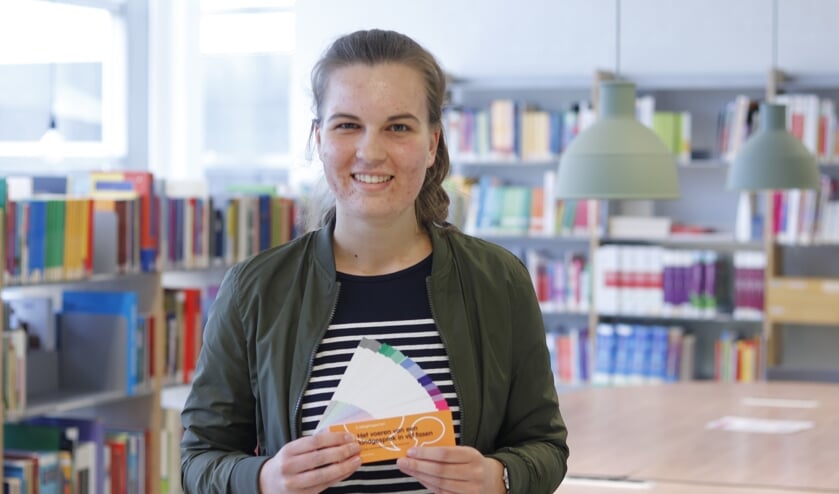 <p>Anouk Zwart met de waaier als hulpmiddel bij een kindgesprek. Foto: Elise Veenhuis. </p>