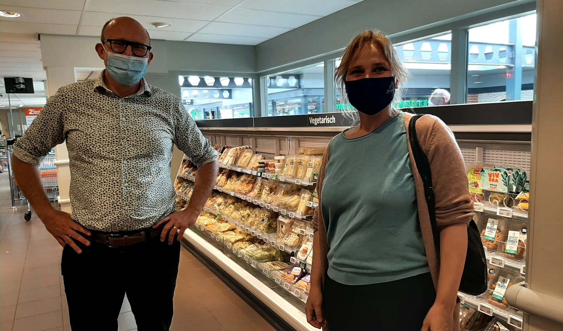 Bernard Oosterink en Annelies de Jonge voor de nieuwe schappen en ramen van Albert Heijn. Foto: Meike Wesselink 