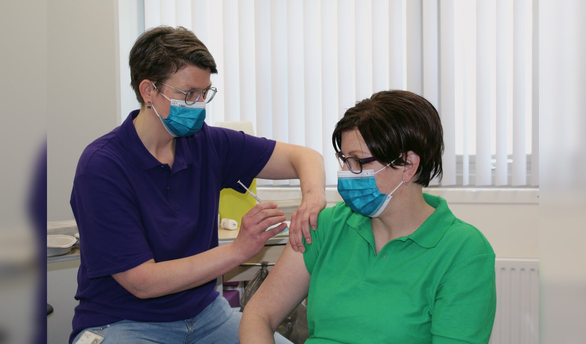 SKB-medewerker vaccineert één van de 100 zorgmedewerkers van zelfstandige behandelcentra tegen corona. Foto: PR 