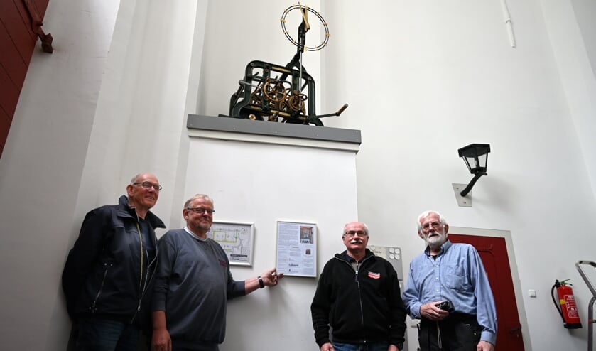 <p>V.l.n.r.: Frans Geurtsen, Joop Brugman en Carel Kornegoor van de oudheidkundige vereniging, en Geert Hiddink van de Vrienden van de Remigiuskerk bij het torenuurwerk. Foto: PR</p>