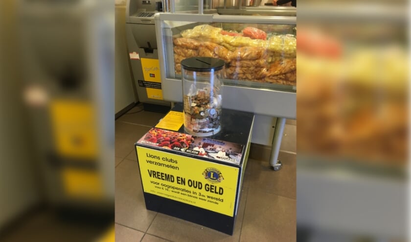 De nieuwe zuil van Lionsclub Bronckhorst bij Coop Zelhem, waar vreemd en oud geld kan worden gedoneerd. Foto: PR