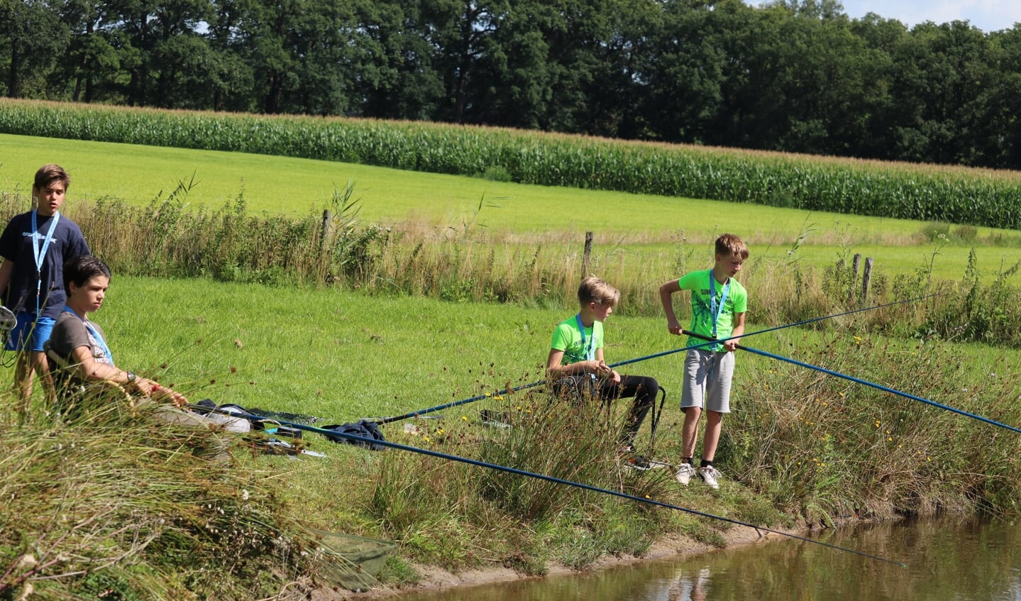 De jeugd heeft de visvijver al gevonden, nu de ouderen nog. Foto: Arjen Dieperink