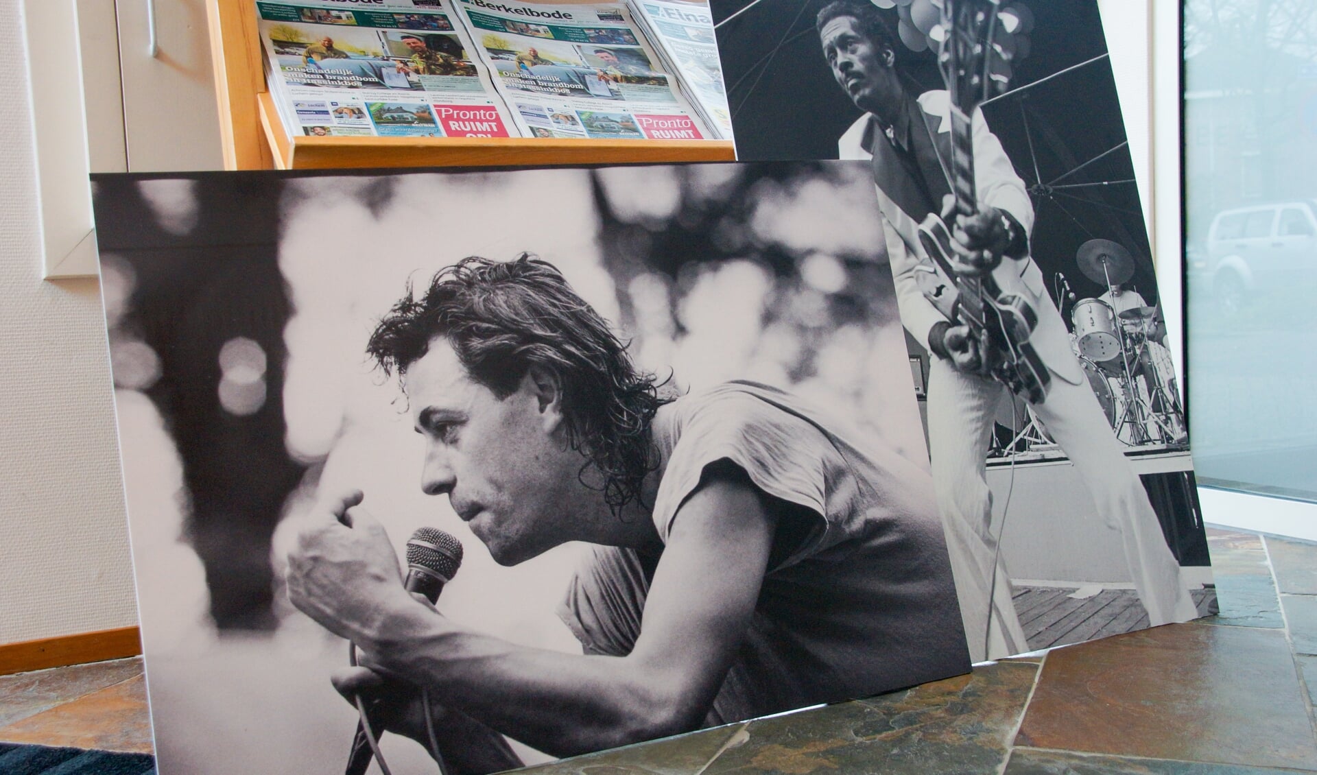 Foto's van muzikale helden als Bob Geldof en Chuck Berry zullen geëxposeerd worden in etalages van Lochemse ondernemers. De foto van Bob Geldof is gemaakt door Sander Veeneman, die van Chuck Berry door Kees Tabak. Foto: Anouk Kots