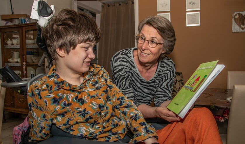 Briefschrijfster Ada Lubbers geeft tekenaar Litania Blom het eerste exemplaar van ‘Speciaal voor u’. Foto: Liesbeth Spaansen