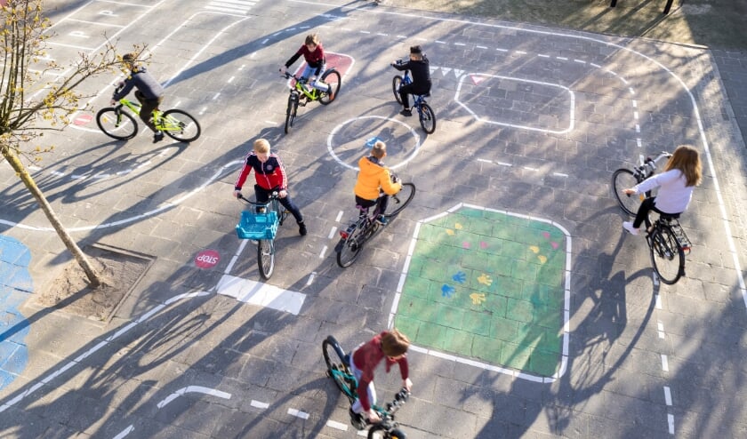 <p>Dit jaar tovert het ANWB Fonds in iedere provincie één schoolplein om tot een verkeersplein met verschillende verkeerssituaties, waar kinderen spelenderwijs over het verkeer en verkeersveiligheid leren. Foto: PR</p>