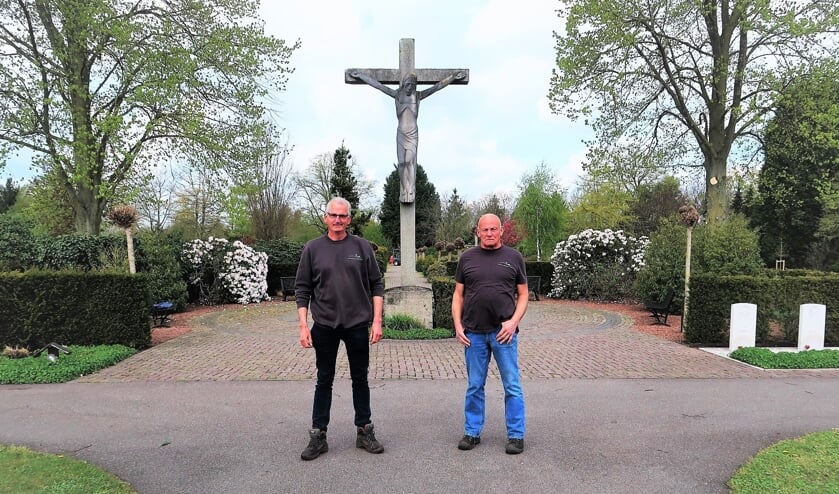 Vrijwilliger André Klein Gunnewiek (rechts) en beheerder Dinand Froeling (links) op de RK Begraafplaats in Groenlo. Foto: Theo Huijskes