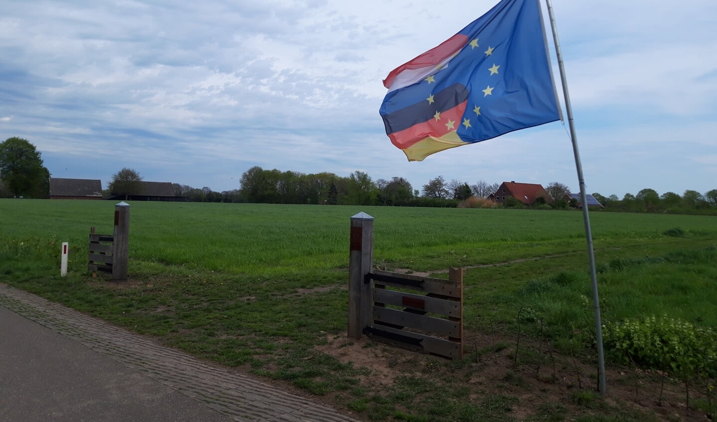 De bijzondere vlag wappert op de 'open grens'. Foto: Frank Vinkenvleugel