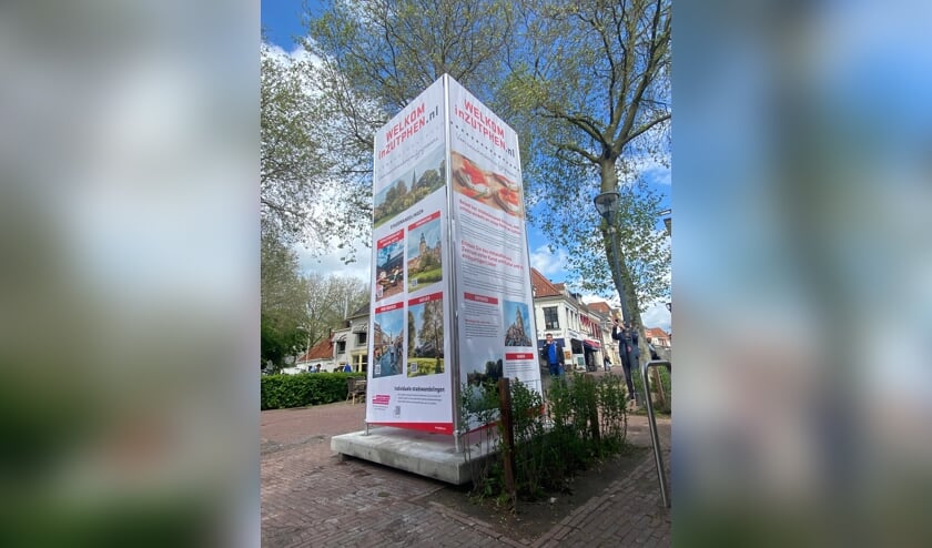 <p>Op zes locaties in het centrum van Zutphen treft men deze nieuwe pilaren met informatie aan. Foto: InZutphen</p>