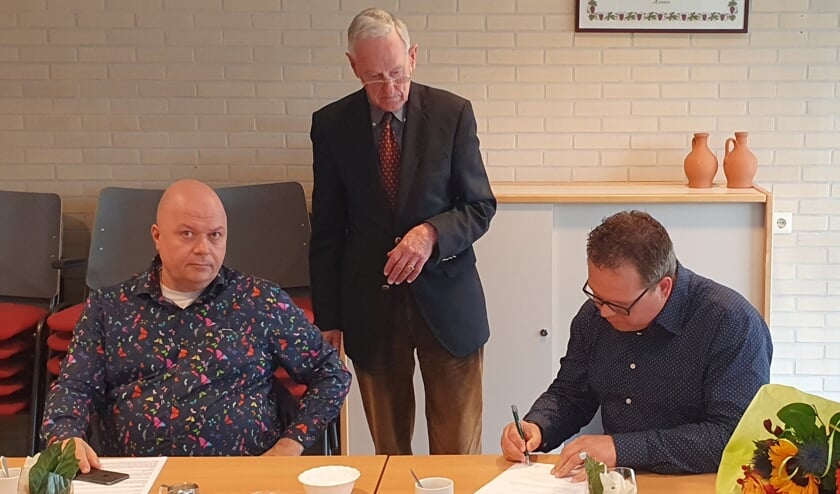 1. Contractondertekening door Peter Berendsen (l) en Bas te Velthuis. Foto: Rob Weeber