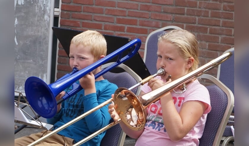 Twee leerlingen van de cursus 'muziek maak je zelf 2020' tijdens de afsluiting van de cursus. Foto: PR