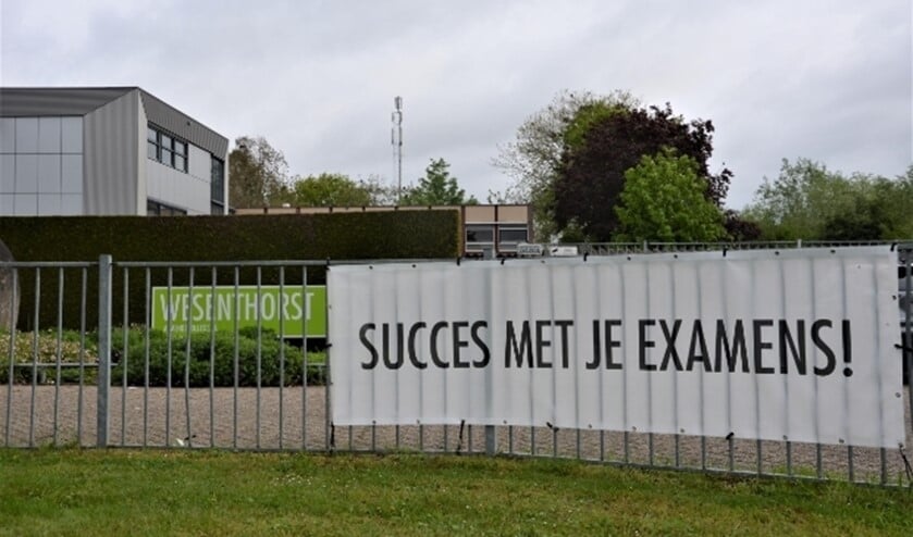 Examenkandidaten worden succes gewenst bij laatste examens op de Wesenthorst