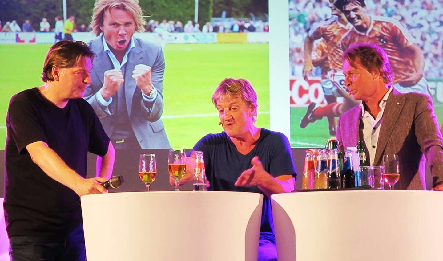 Een beeld van de sponsoravond 2018 met de gasten Wim Kieft en Hans Kraay jr., alsmede presentator Eddy van der Ley. Foto: Theo Huijskes
