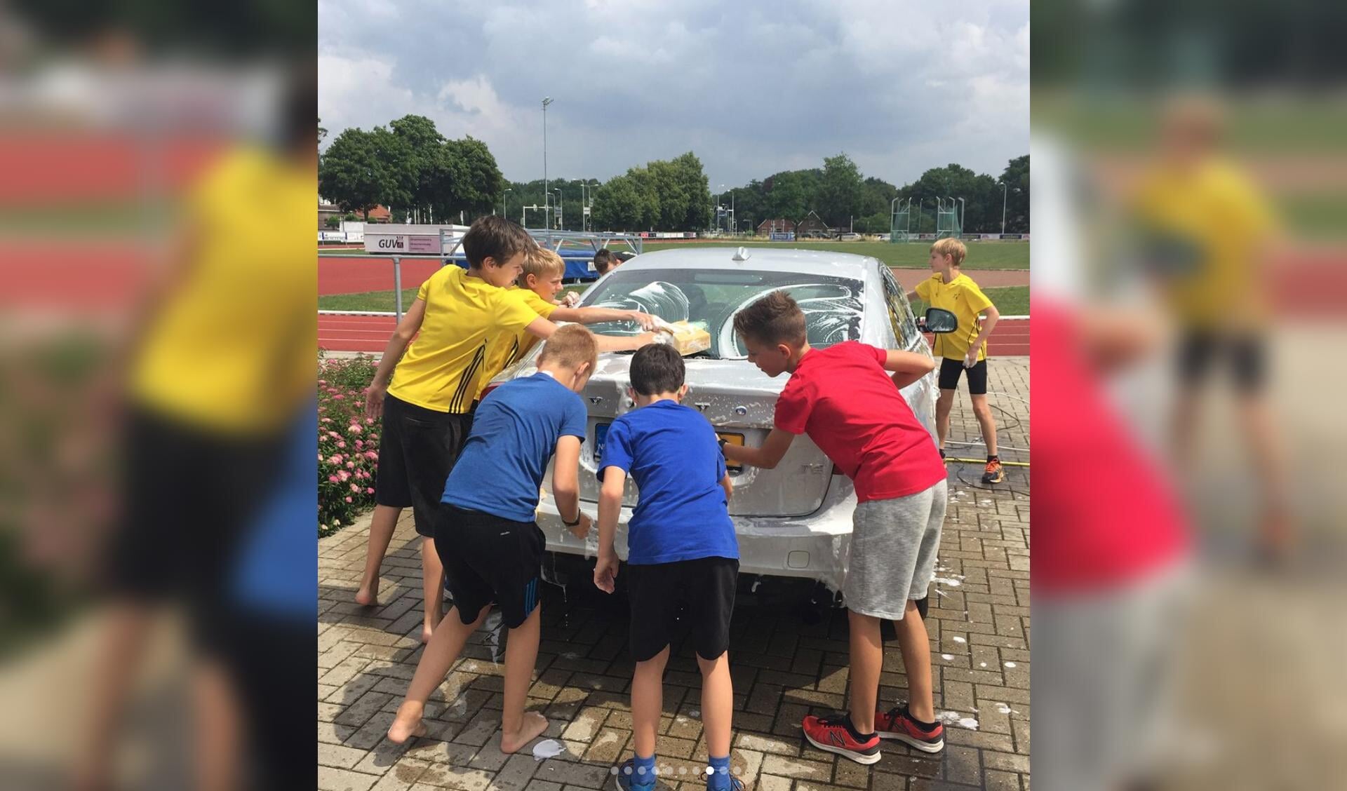 De AVA-jeugd hard aan het schoonmaken tijdens de carwash van 2018