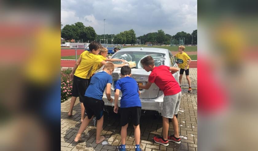 De AVA-jeugd hard aan het schoonmaken tijdens de carwash van 2018