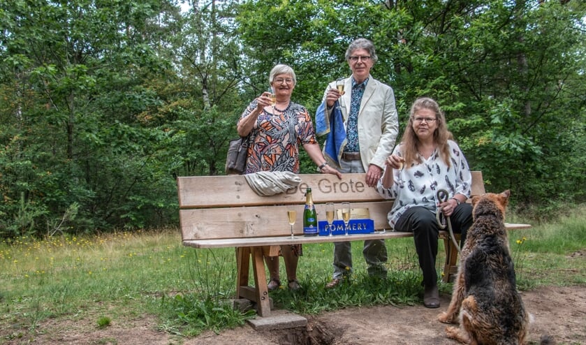 Met champagne wordt de officiële ingebruikname van het bankje bij het bosven gevierd door Mart en Peet Hopmans en Hélène de Fremery. Foto: Liesbeth Spaansen