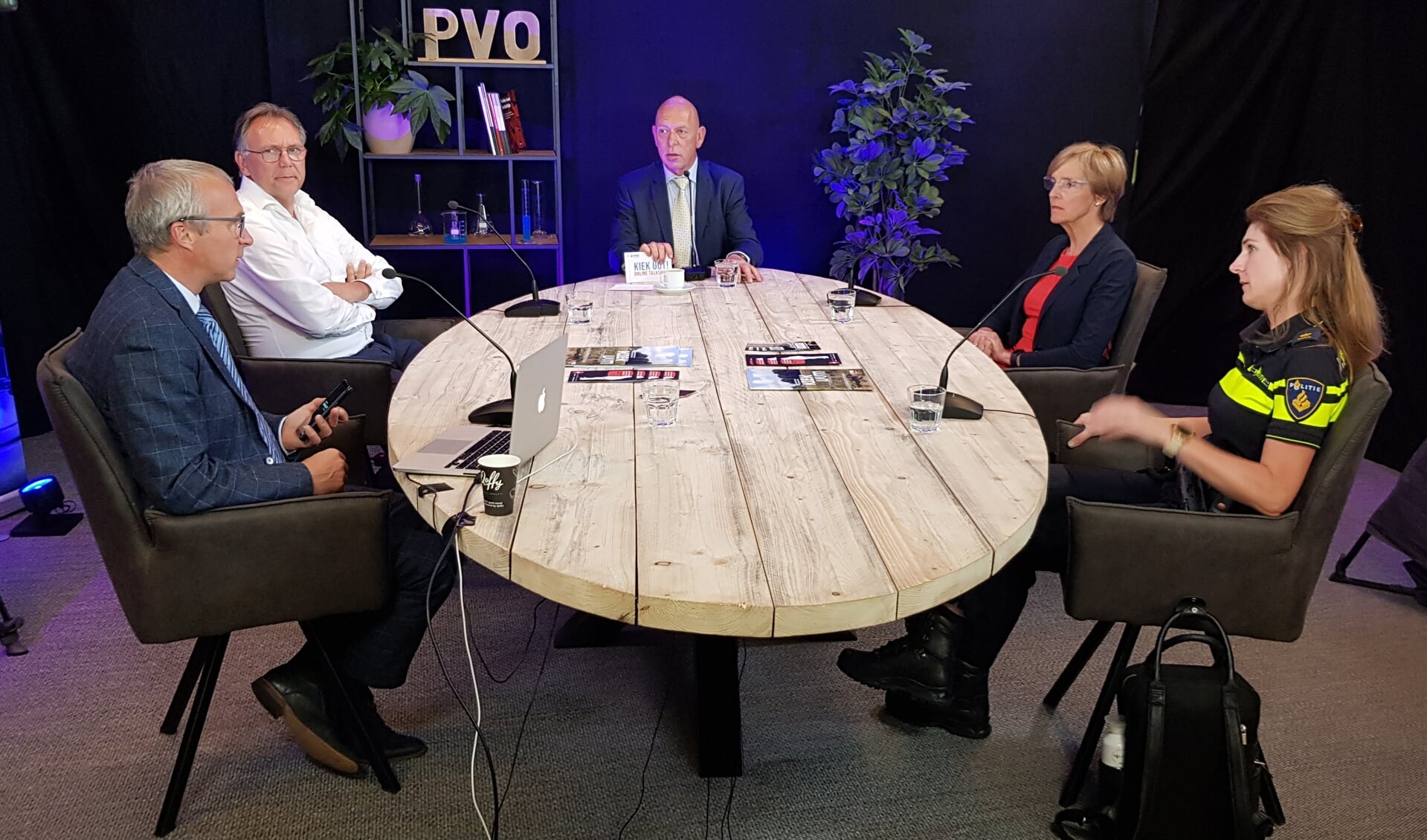 Aton Jansen (midden) in gesprek bij de uitzending Kiek uut! Foto: PR