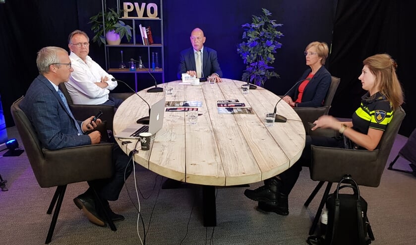 <p>Aton Jansen (midden) in gesprek bij de uitzending Kiek uut! Foto: PR</p>