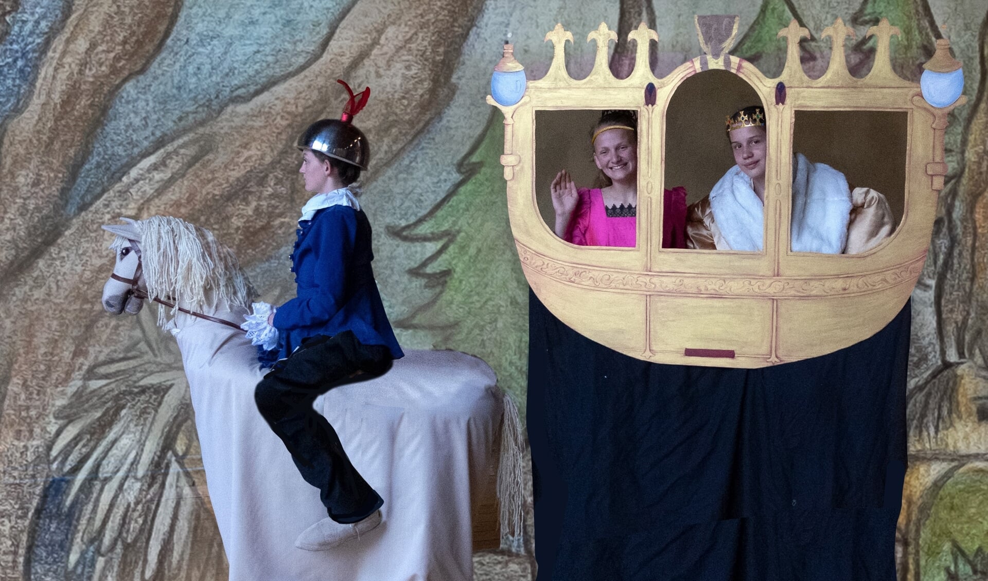 Tijdens de repetities van Zjuust, op het paard Lieve Wesselink, Koningin Bregje de Goede en Koning Dimitri de Borman. Foto: Rolf Zeldenthuis