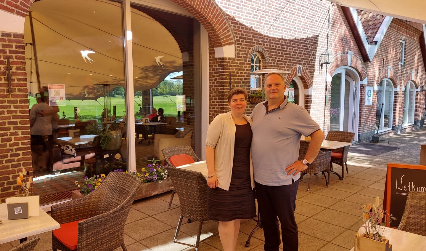 Rob en Esther Leemrijse op het ruime terras van restaurant ‘De Voortwisch’. Foto: Han van de Laar