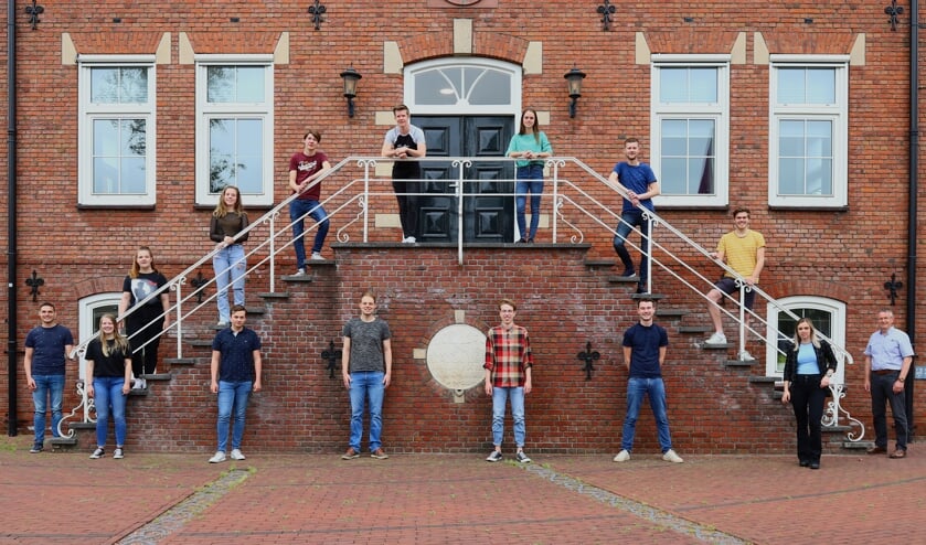 De jongerenambassadeurs met jongerencoach Simon Putman en bestuursleden van de SBL. Foto: SBL