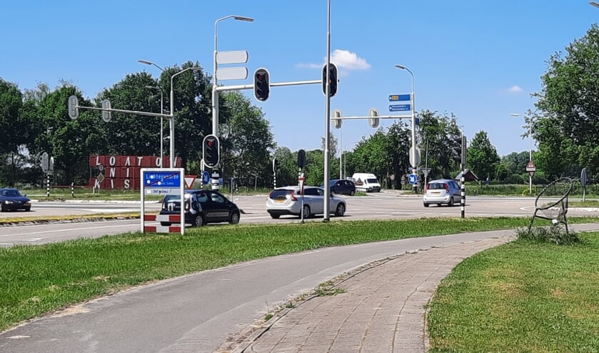 <p>De Zieuwentse kruising gaat in september volledig op de schop. Foto: Kyra Broshuis</p>