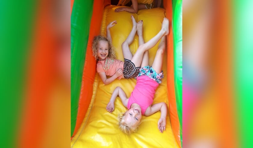 Kinderen van de Julianaschool vermaken zich prima. Foto: PR