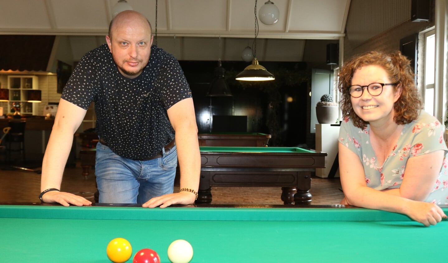 Peter en Renate Karssenberg zijn er klaar voor. Laat het biljarten maar beginnen. Foto: Arjen Dieperink