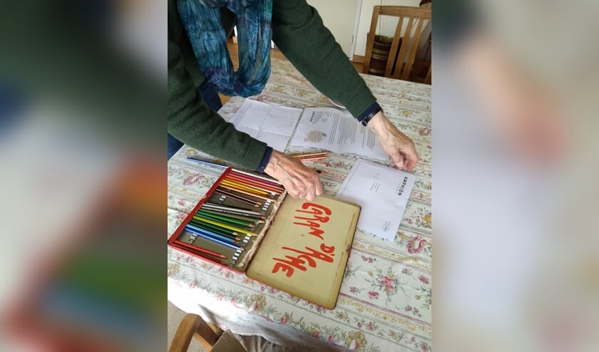 <p>Thuis genieten van het maken van een kunstzinnige opdracht. Foto: PR</p>