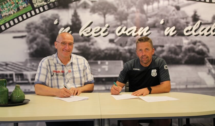 <p>Trainers van Meddo 1 en 2 tekenen bij. Foto: PR sc Meddo</p>