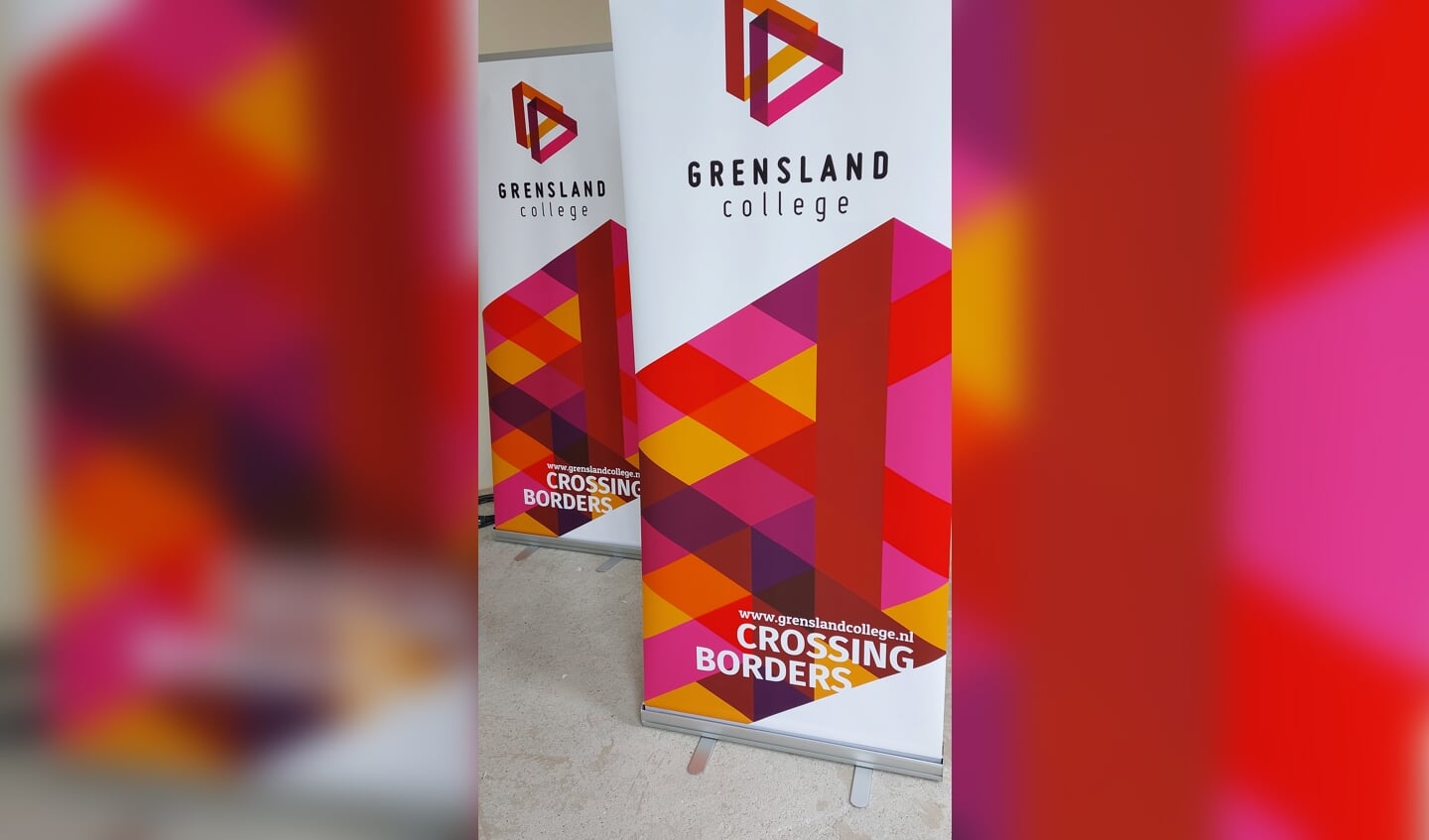 Banner met het logo van het Grensland College. Foto Han van de Laar