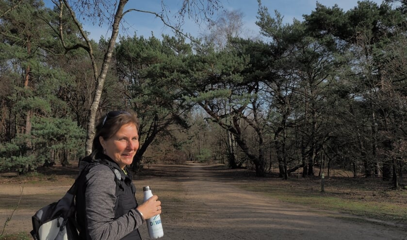 <p>Wandelcoach Erna Eskes gelooft in de helende werking van de natuur. Foto: eigen foto</p>