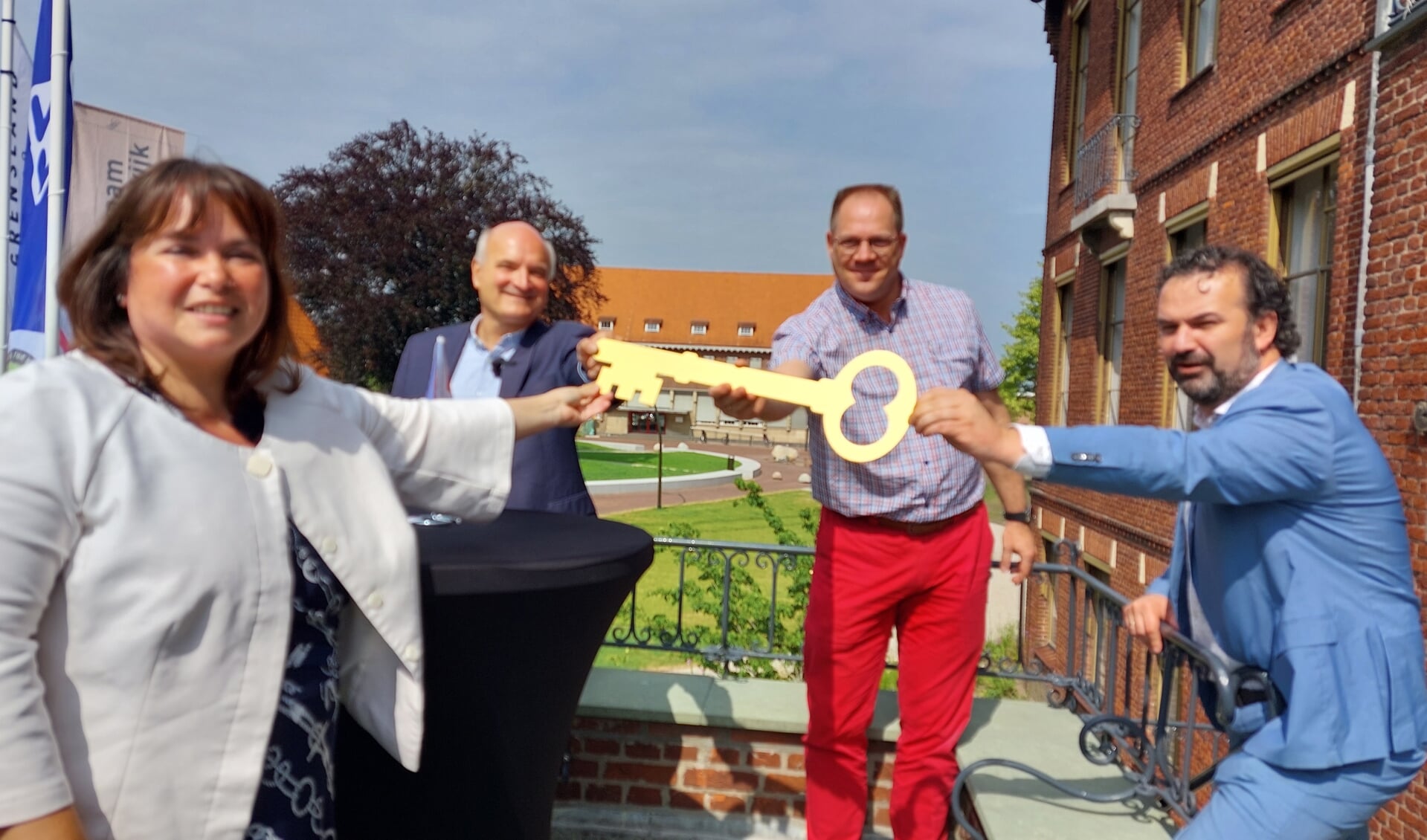 Wethouder Elvira Schepers overhandigt de sleutel van het Grensland College aan de directeuren van Saxion (links), HAN en Graafschap College. Foto:  Han van de Laar