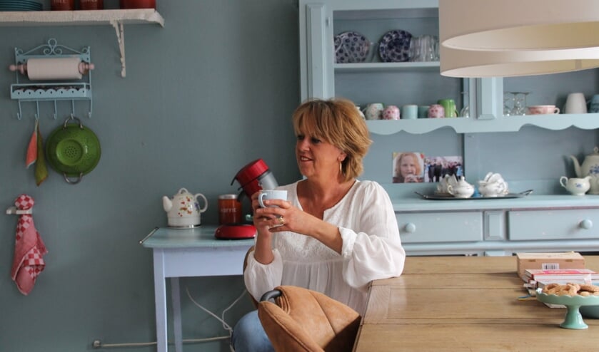 Mirjam van Erp aan haar keukentafel. Foto: Annekée Cuppers