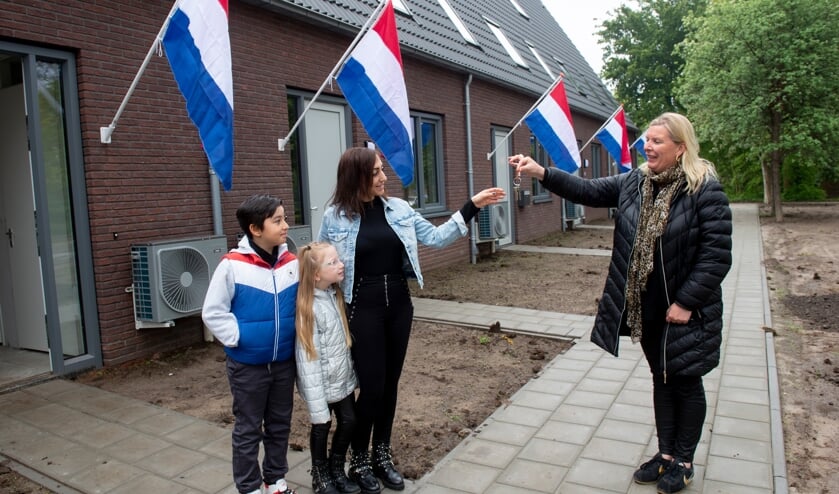 <p>Sleuteloverdracht Esra Bozdag aan de Scheurkamp in Warnsveld. Foto: Hagens Fotografie</p>