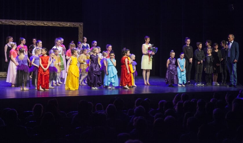 Balletdocent Milly Klein met haar leerlingen. Foto: Jurgen Pillen