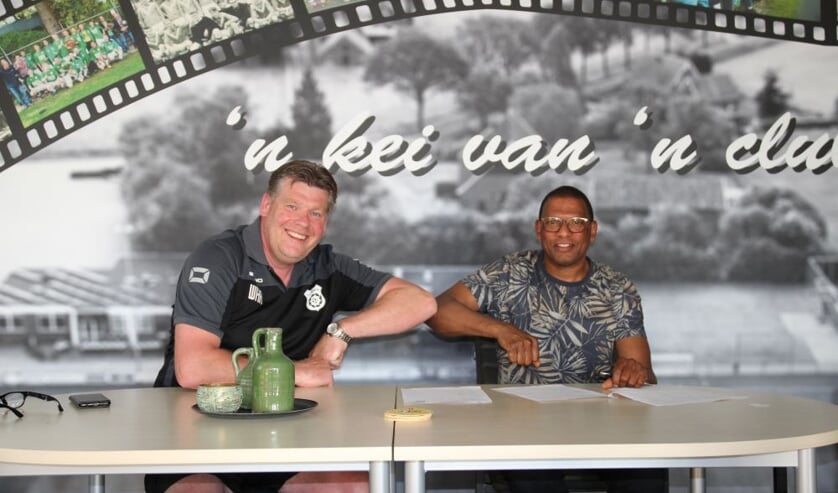 Edsel Inees tekent contract bij sc Meddo. Foto: PR