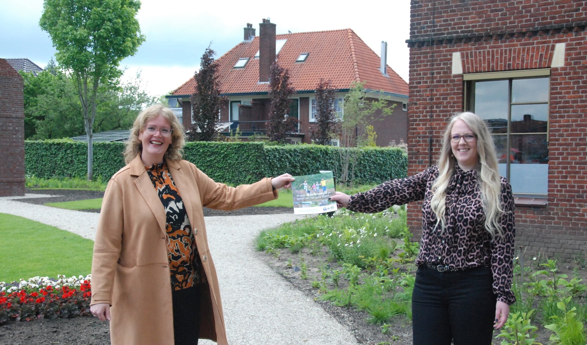 Marijke van den Berg (rechts) overhandigt namens 100% Winterswijk aan wethouder Inge Klein Gunnewiek het eerste exemplaar van de compleet vernieuwde toeristische gids. Foto: PR 100% Winterswijk