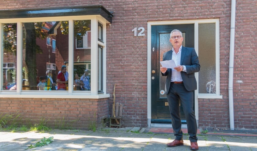 Wim Schipper, huidige bewoner aan de Rembrandtstraat, hield een korte toespraak. Foto: Henk Derksen