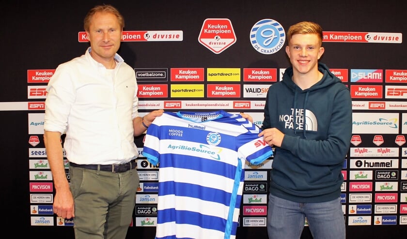 Devin Haen met manager voetzaken Peter Hofstede van De Graafschap na de contractondertekening. Foto: PR