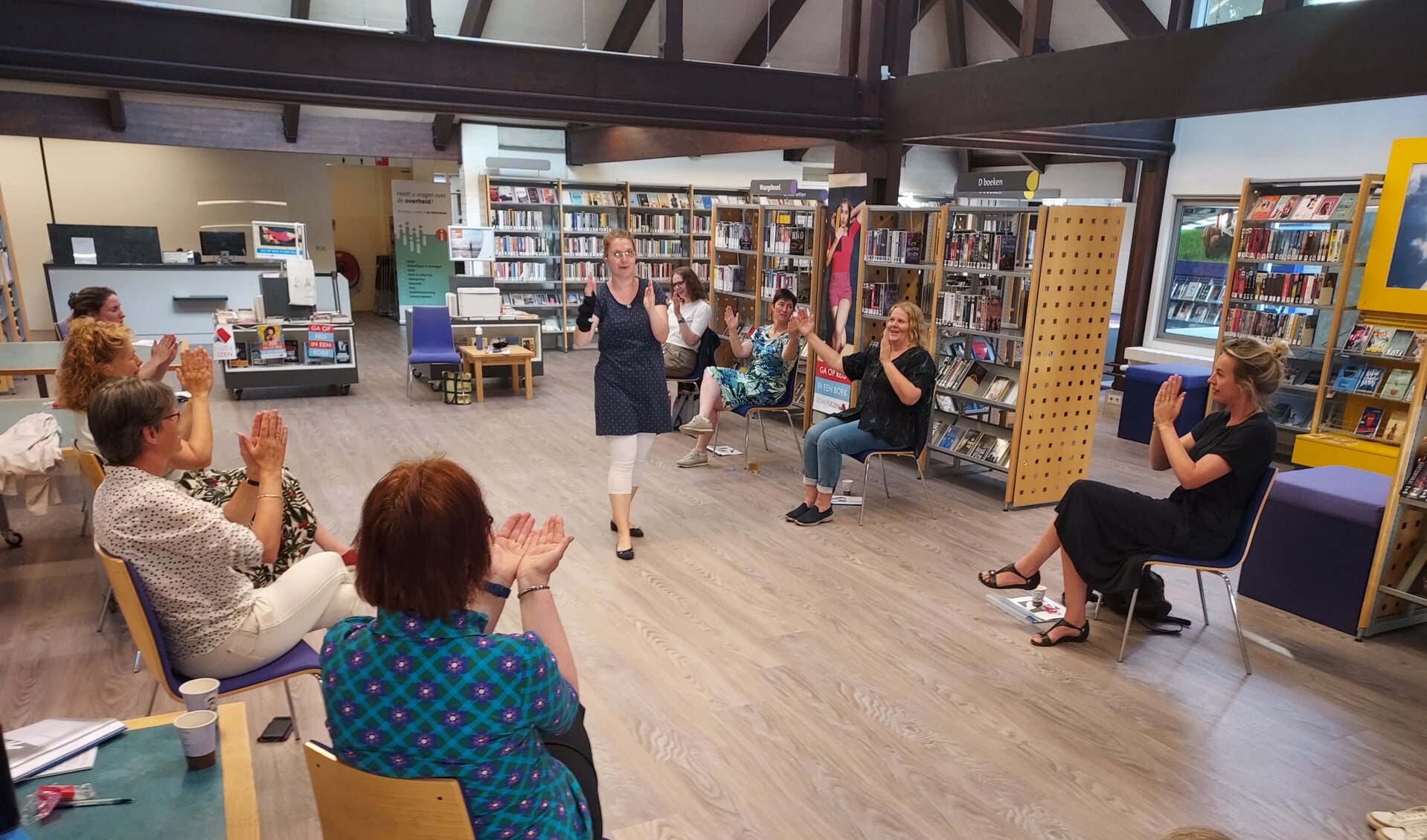Femke Keupink oefent gebaren met bibliotheekmedewerkers. Foto: PR