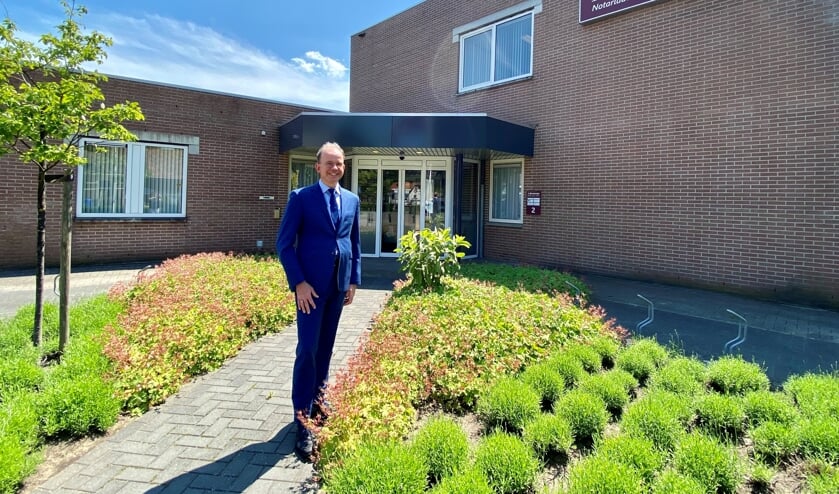 <p>Mr. Jeroen Blankestijn voor het kantoor in het centrum van Zelhem. Foto: mr. Dafne Vonk</p>
