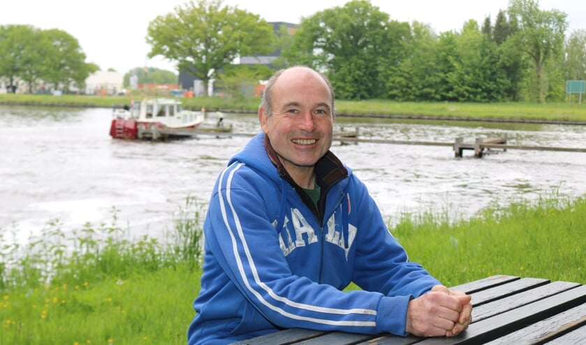 <p>Sjef van Hoorn aan de picknicktafel die hij cadeau kreeg voor de passantenhaven. Foto: Arjen Dieperink</p>