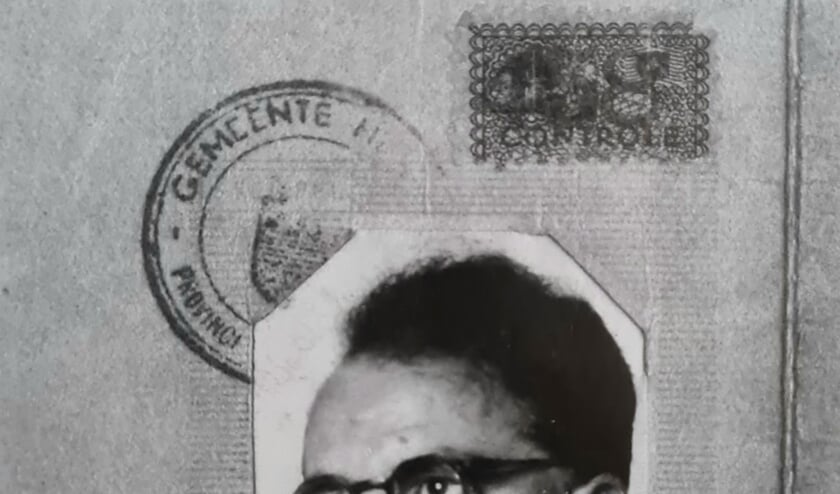 <p>Uit persoonsbewijs van Henk Veltkamp. Archief Willy Hermans</p>