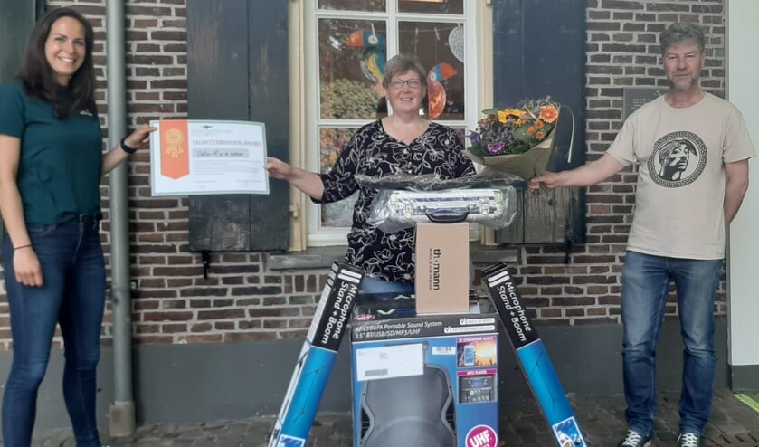 <p>Elena Kock en Richard Jongetjes overhandigen Ingrid Lammers de geluidsinstallatie, een bos bloemen en het certificaat. Foto: PR</p>