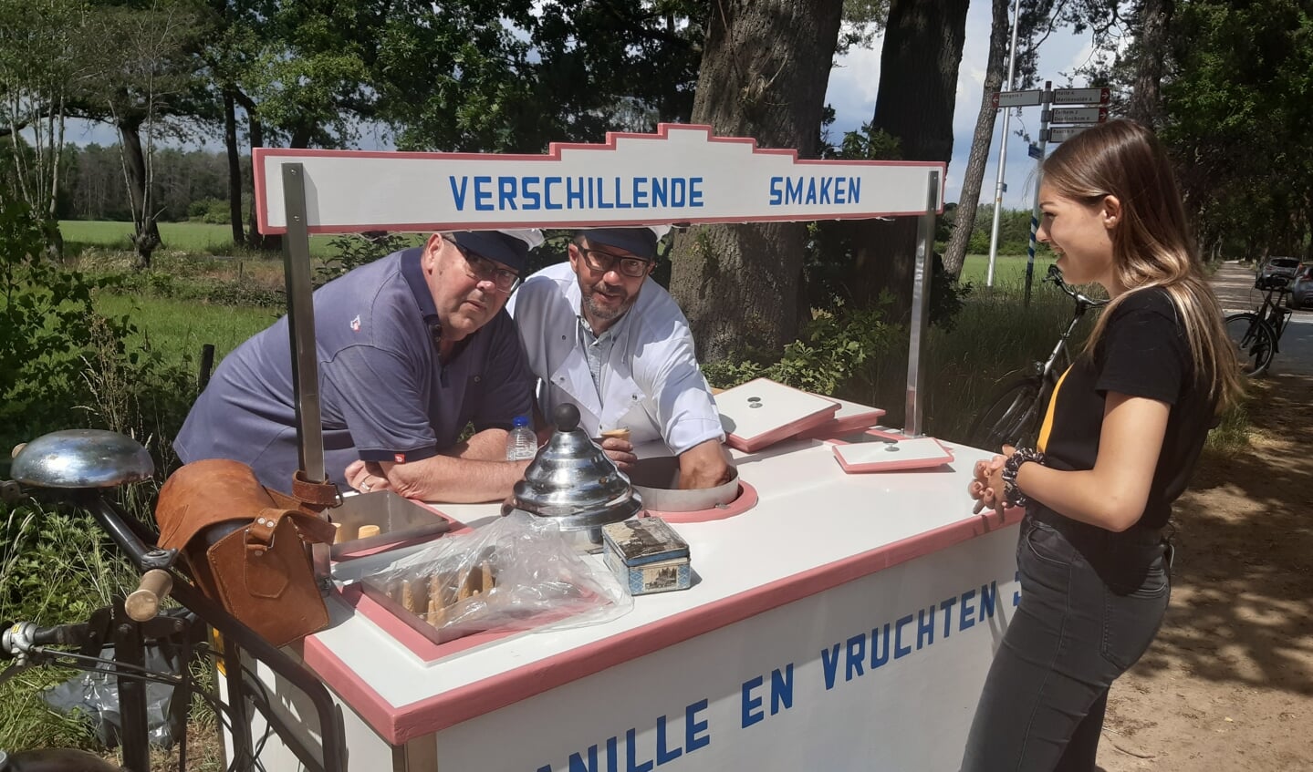 Freddy en Arjan Berendsen delen ijsjes uit bij de Aaltenseweg. Foto: Rens van Schip