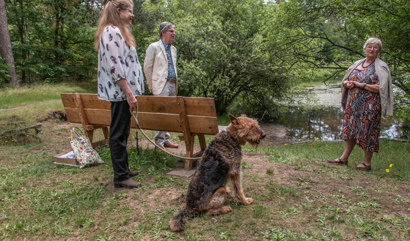 <p>Dankwoorden van Hélène de Fremery (links met hond Amber) voor Peet en Mart Hopmans die een nieuwe bank schonken voor bij het bosven. Foto: Liesbeth Spaansen</p>