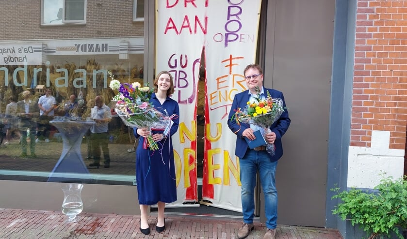 <p>Wethouder Henk Jan Tannemaat heeft net de openingshandeling verricht bij de heropening van Villa Mondriaan onder het toeziend oog van directeur Charlotte Rixten. Hij knoopte twee doeken los. Deze waren ontworpen door kunstenaar Vic Hulshof. Foto: Han van de Laar</p>