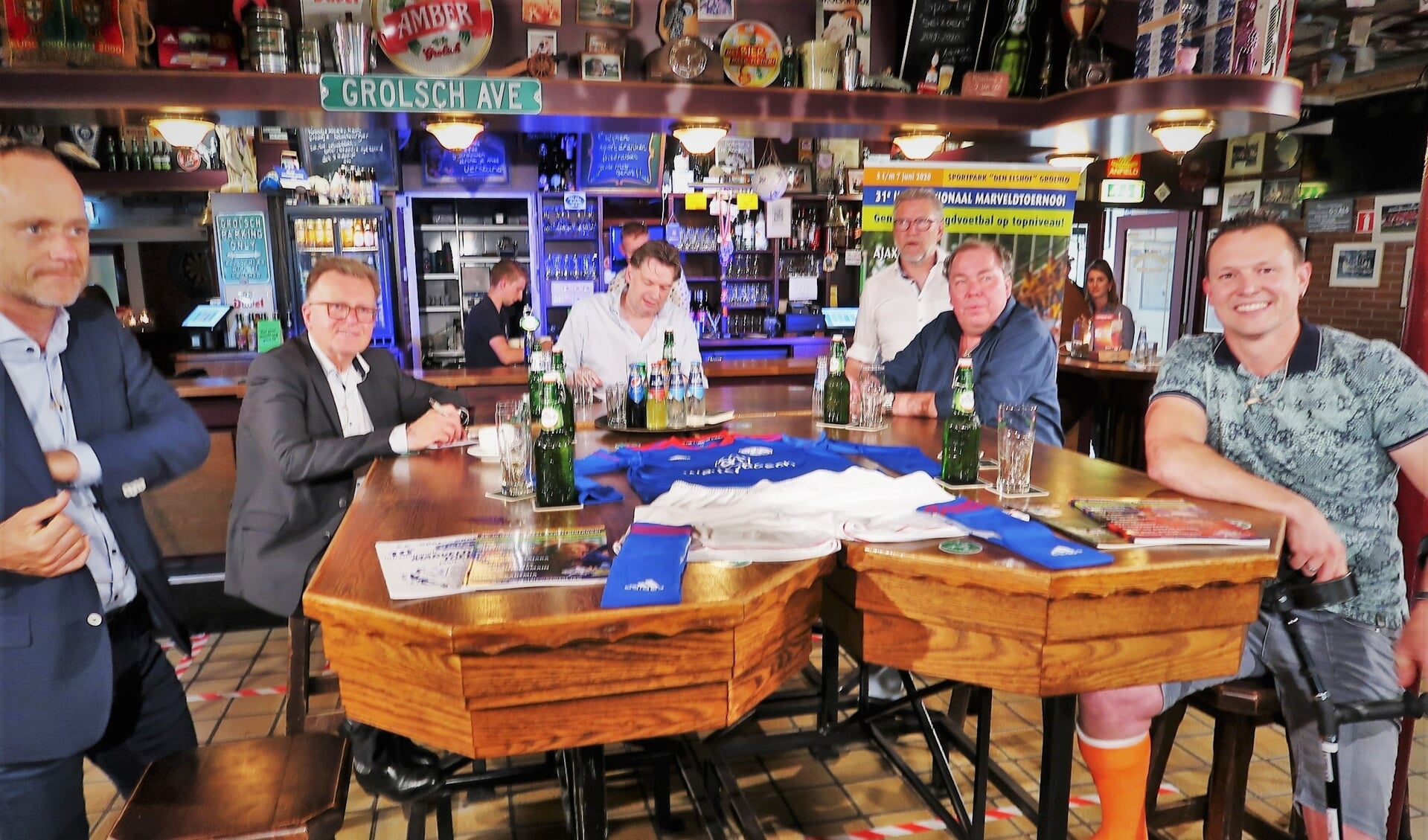 Aan de stamtafel van GROL INSIDE onder anderen Bert van Oostveen (geheel links) en Hans Martijn Ostendorp (tweede van rechts). Foto: Theo Huijskes
