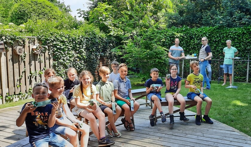 <p>Cilia Stortelder geeft uitleg over het buitenlokaal. Foto: Kyra Broshuis</p>