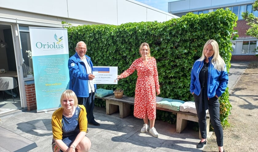 Van links naar rechts Willem Koebrugge, Desirée Heerdink namens Oriolus, Susanne Jansen (accountmanager MKB bij de Rabobank) en zittend Kirsty Kruisselbrink namens Oriolus. Foto: PR